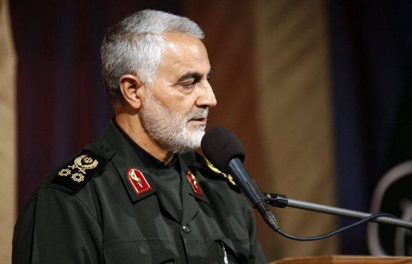 جثمان قاسم سليماني يصل إلى إيران قادماً من العراق الذي قُتل فيه، الآلاف يشاركون في تشييعه (فيديو)
