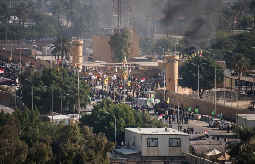 إصابات في قصف بالصواريخ على السفارة الأمريكية في بغداد.. وقتلى في مظاهرات الناصرية