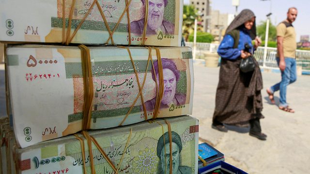 الدولار الواحد وصل إلى 120 ألف ريال إيراني.. هل يأكل النظام الإيراني نفسه بنفسه؟