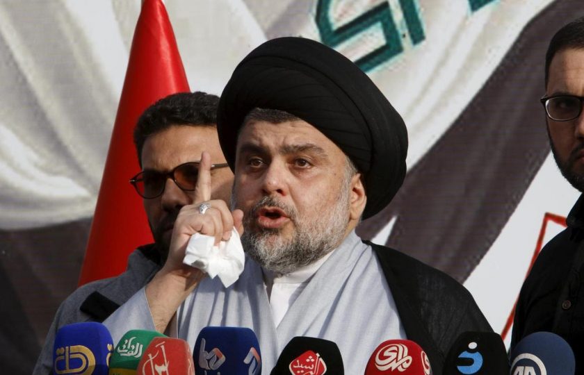أول انشقاق في التيار الصدري، قيادي يخالف قرار مقتدى الصدر ويقرر مواصلة دعمه للمحتجين