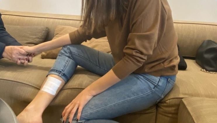 اللصّ تسلّل ليلاً إلى داخل المنزل، مسلَّحاً بمسدس تمكّن بواسطته من إبعاد ثلاثة حراس شخصيين للمنزل،