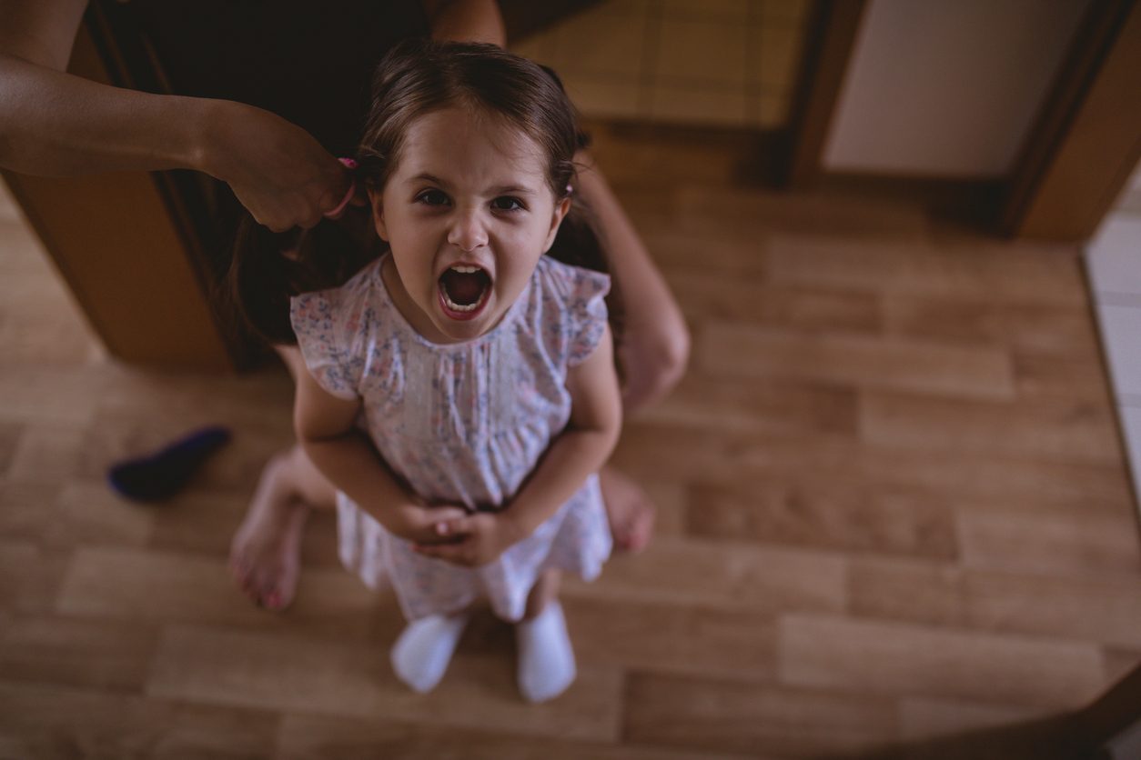 قبل أن تفقد أعصابك.. إليك 7 طرق للتعامل مع “زَنّ الأطفال” بشكل صحي