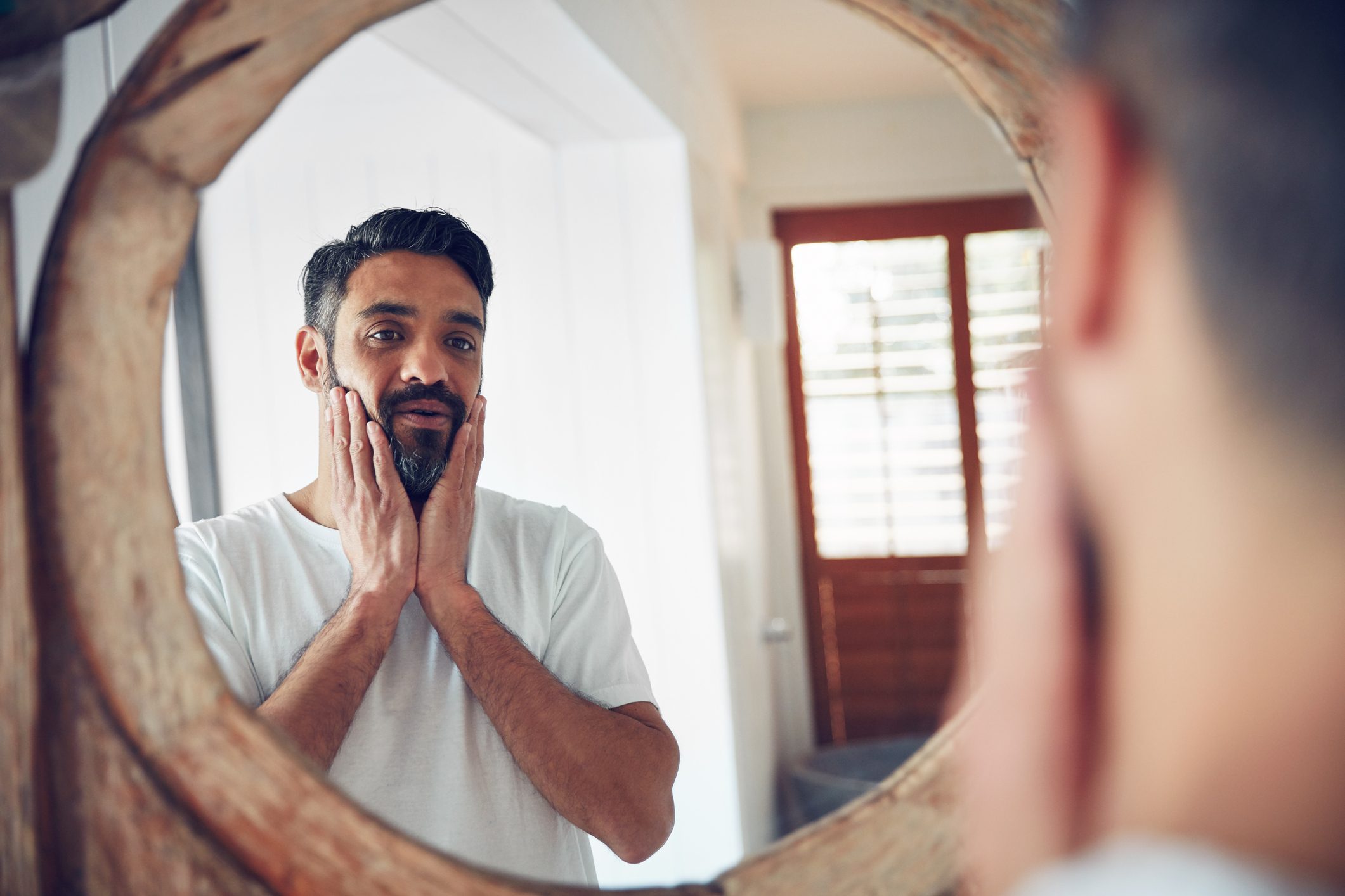 ليس بالضرورة أن يمر بها كل شخص ولكن.. ما هي أزمة منتصف العمر وما الذي يحدث خلالها؟