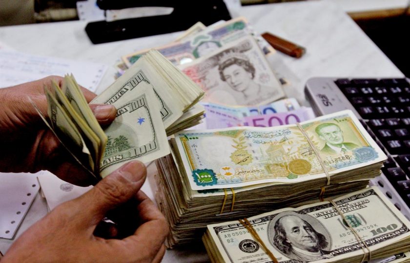 «انهيار» تاريخي للعملة السورية.. تجاوزت حاجز الألف ليرة أمام الدولار الأمريكي