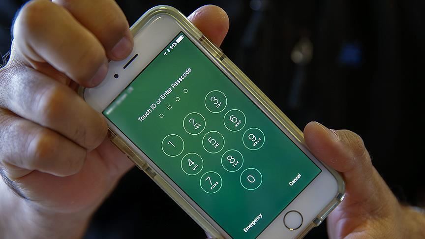 «التحقيقات الفيدرالي» و«آبل» يتواجهان مجدداً، والسبب هاتف المتدرب السعودي الذي قتل أمريكيين بقاعدة عسكرية