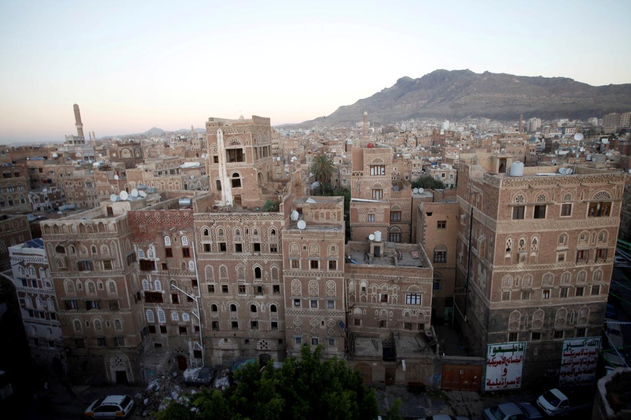 هجوم الحوثيين على المسجد.. هل هو انتقام رخيص لسليماني أم محاولة مساعدة خفية للإماراتيين؟