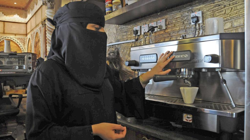 محنة البن السعودي.. تراث 300 عام نجا بصعوبة من النفط ولكنه يواجه اليوم خطراً أشد