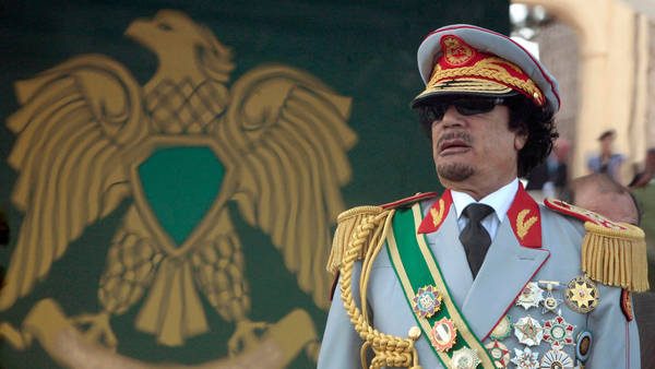 الصبي الذي حمل مسدس القذافي الذهبي يريد التخلص منه بعدما رفض الرصاص مغادرة صدره
