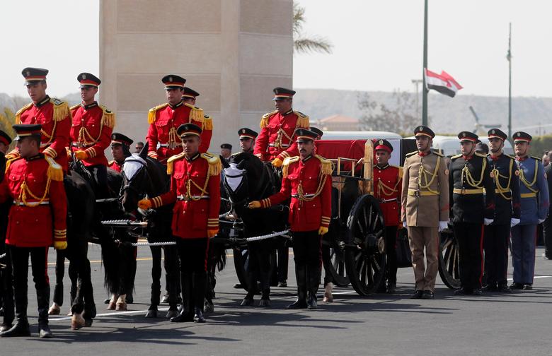 ما الذي كان يخشاه السيسي من جنازة مبارك وجعله يخرجها بهذا الترتيب الصارم؟