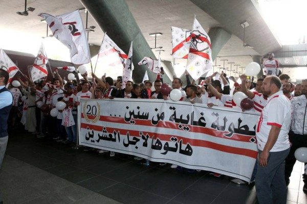أنشطة ترفيهية للجماهير بعد نفاد التذاكر.. جماهير الزمالك «إيد واحدة» مع قطر بعد الاستقبال الحافل