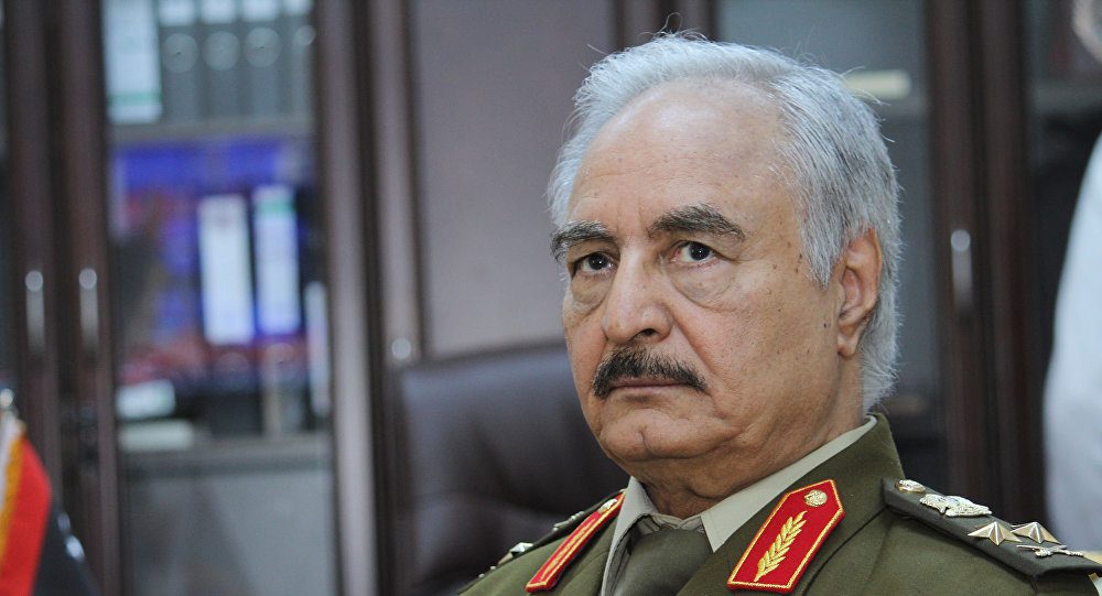 كان يبدو رجلاً وحشياً أخبرني أنه سيجعل ليبيا مقبرة للإسلاميين.. حينما التقيتُ بحفتر قبل 6 سنوات