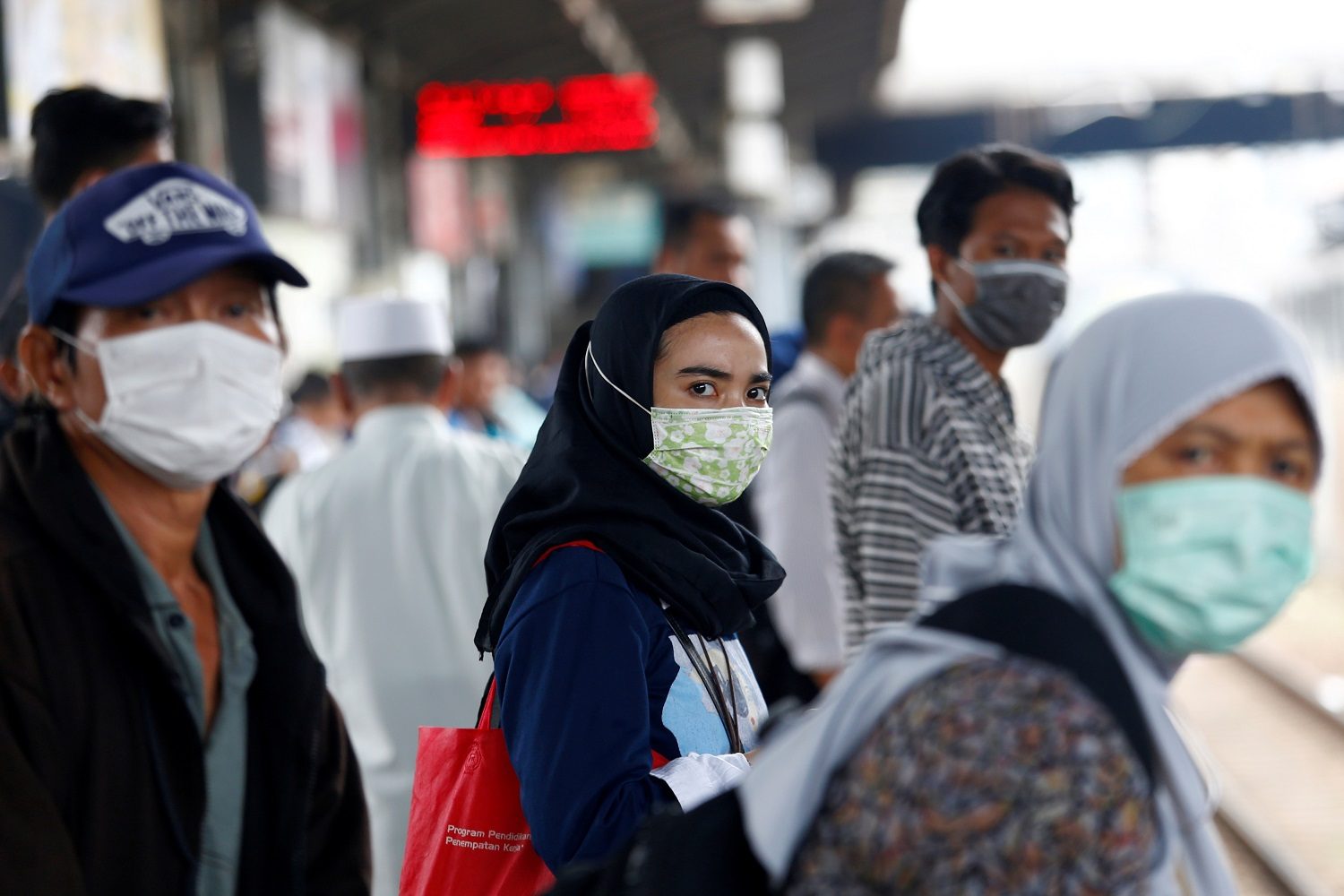 وقف العُمرة، تعليق رحلات، وإلغاء للتجمعات.. دول من مختلف القارات تكثف إجراءاتها لمحاربة كورونا