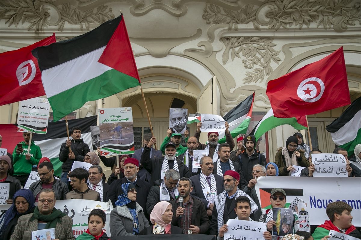 عشرات التونسيين يتظاهرون ضد “صفقة القرن”.. حذروا من المساس بالأقصى وشددوا على أن فلسطين ليست للبيع “صور”