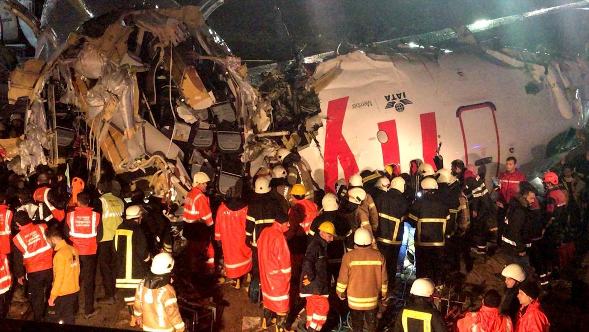 طائرة تركية على متنها 177 راكباً تنزلق على المدرج وتنشطر إلى 3 أجزاء (فيديو)
