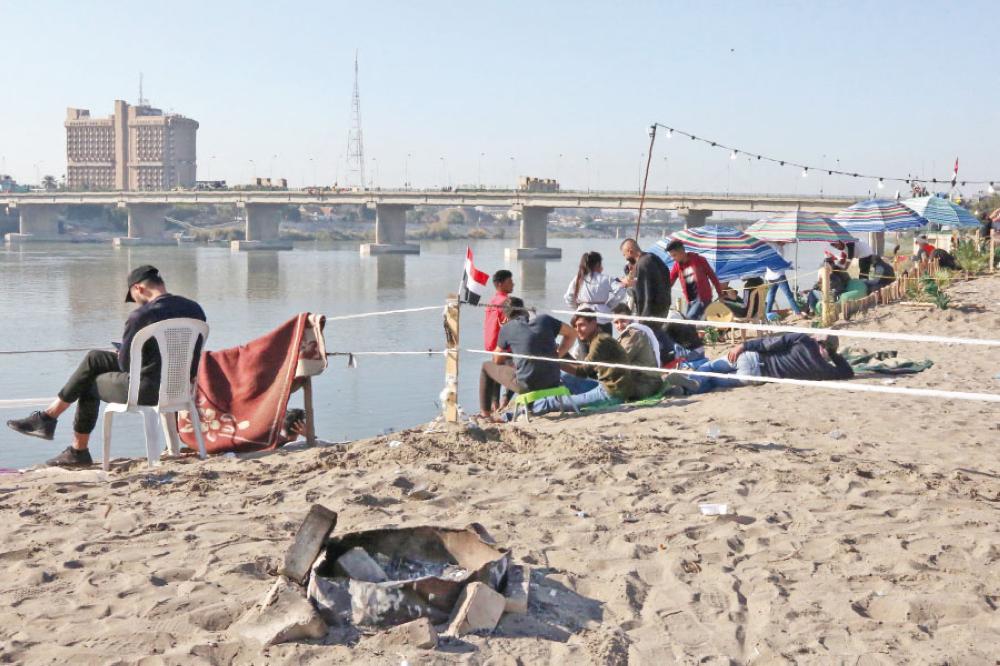 حولوا مكباً للنفايات إلى شاطئ برمال ذهبية.. ثوار بغداد يعيدون الحياة لعاصمتهم (فيديو)