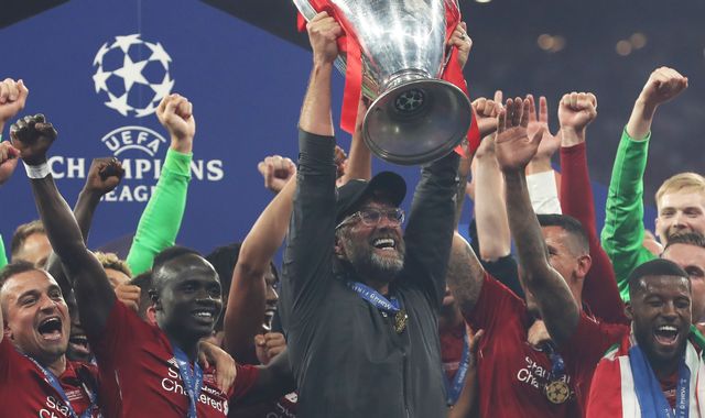 رغم تعثره أمام أتلتيكو مدريد.. مدرب السيتي السابق يرشح ليفربول للثنائية التاريخية هذا الموسم