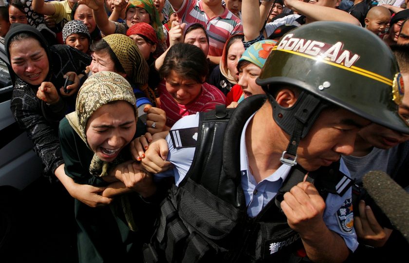 يراقبون عدد مرات صلاتهم، ماذا يرتدون، ومن يُحدثون! وثيقة مسربة تكشف تفاصيل جديدة عن قمع الصين للإيغور