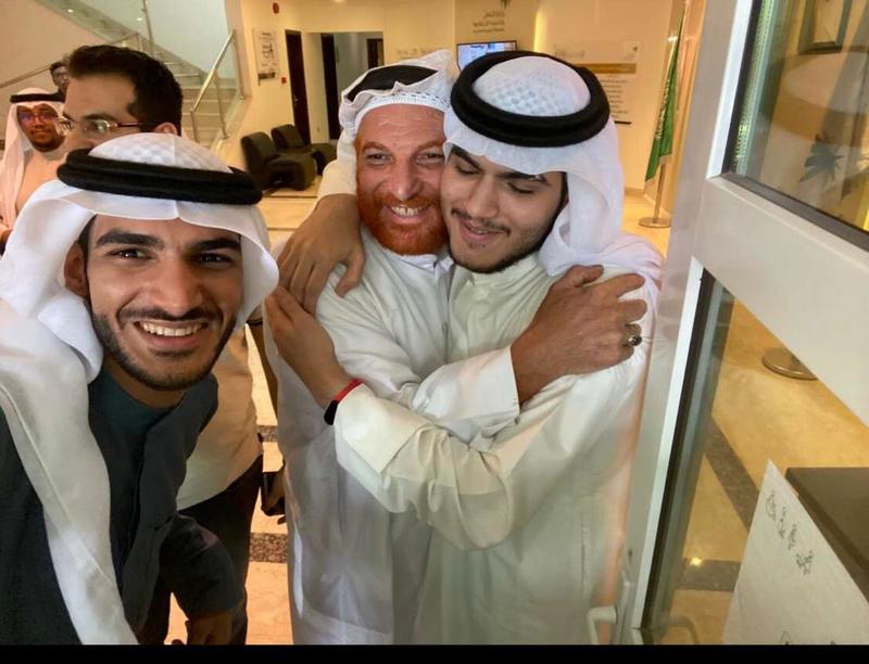 أول لقاء بين أب سعودي وابنه المختطف منذ 20 عاماً.. خطفوه من حضن والدته عقب ولادته بساعات (فيديو)
