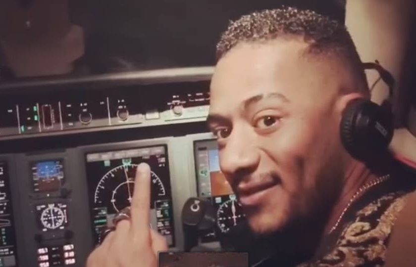 الطيار المفصول بسبب محمد رمضان يبكي على الهواء ويعلن عن حرب قضائية على الفنان المصري (فيديو)