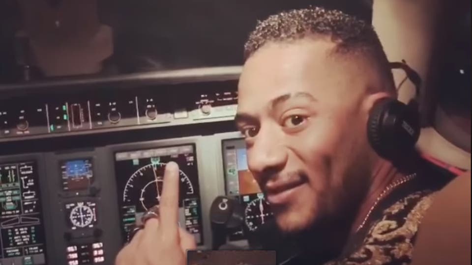 الطيار الذي فقدَ عمله بسبب فيديو محمد رمضان داخل قمرة القيادة يشتكي: لمْ يسأل عني! والفنان المصري يردّ
