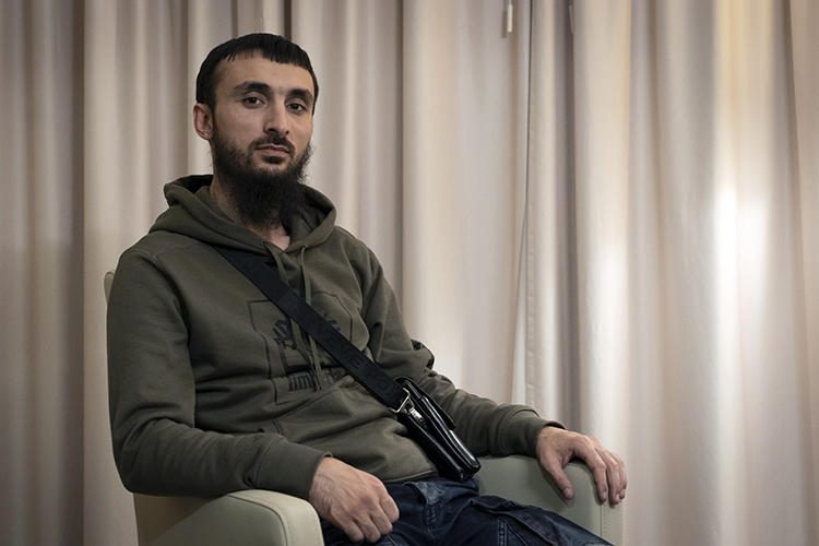 مدوّن شيشاني مُعارض يتغلب على قاتل مأجور.. أُرسل لاغتياله فواجهه بمطرقة وسجّل اعترافه في فيديو