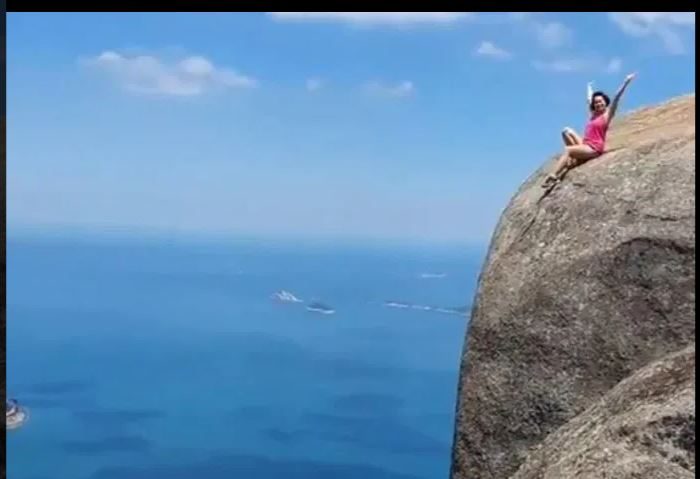 تهور سائحة كاد يتسبب في موتها.. التقطت صوراً لها وهي تجلس على حافة جرف بارتفاع 2800 قدم في البرازيل