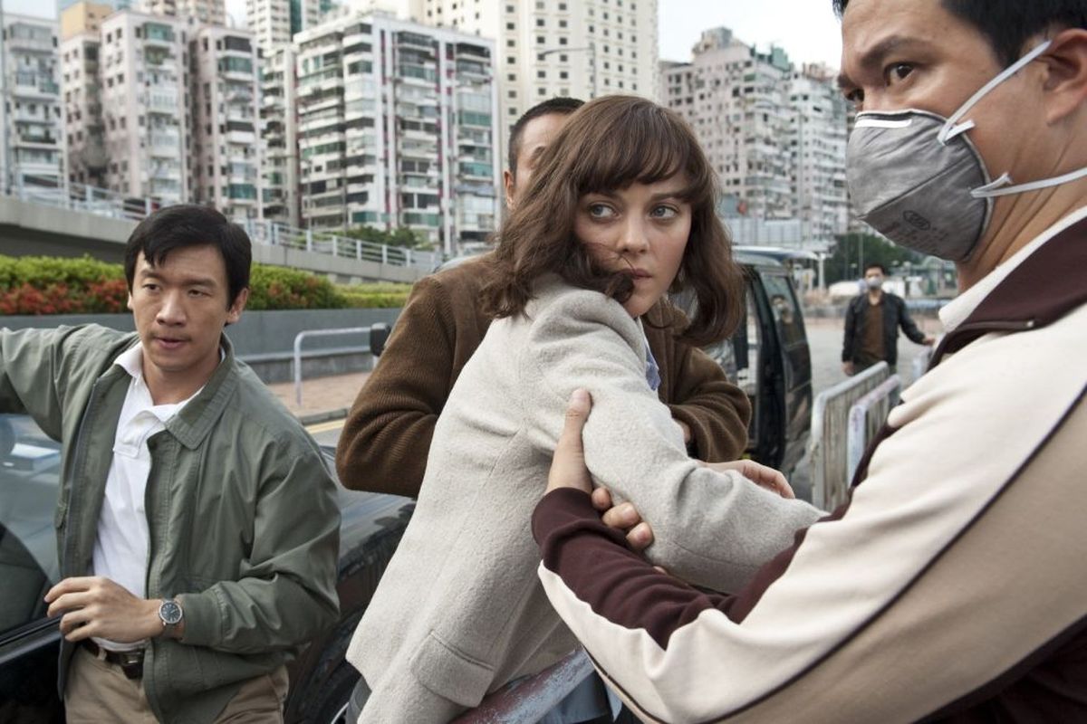 شرح للعالم كيف تنتشر الجائحة قبل 9 سنوات والآن وصلته.. الطبيب الذي أشرف على إنتاج فيلم Contagion يصاب بكورونا