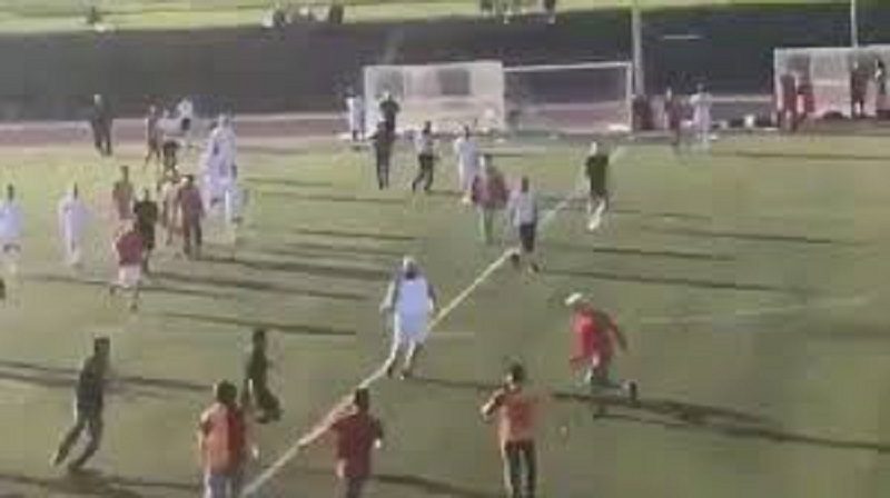 لاعب فرنسي يندس بين المشجعين للاعتداء على حَكمٍ ظلمه في مباراة قديمة