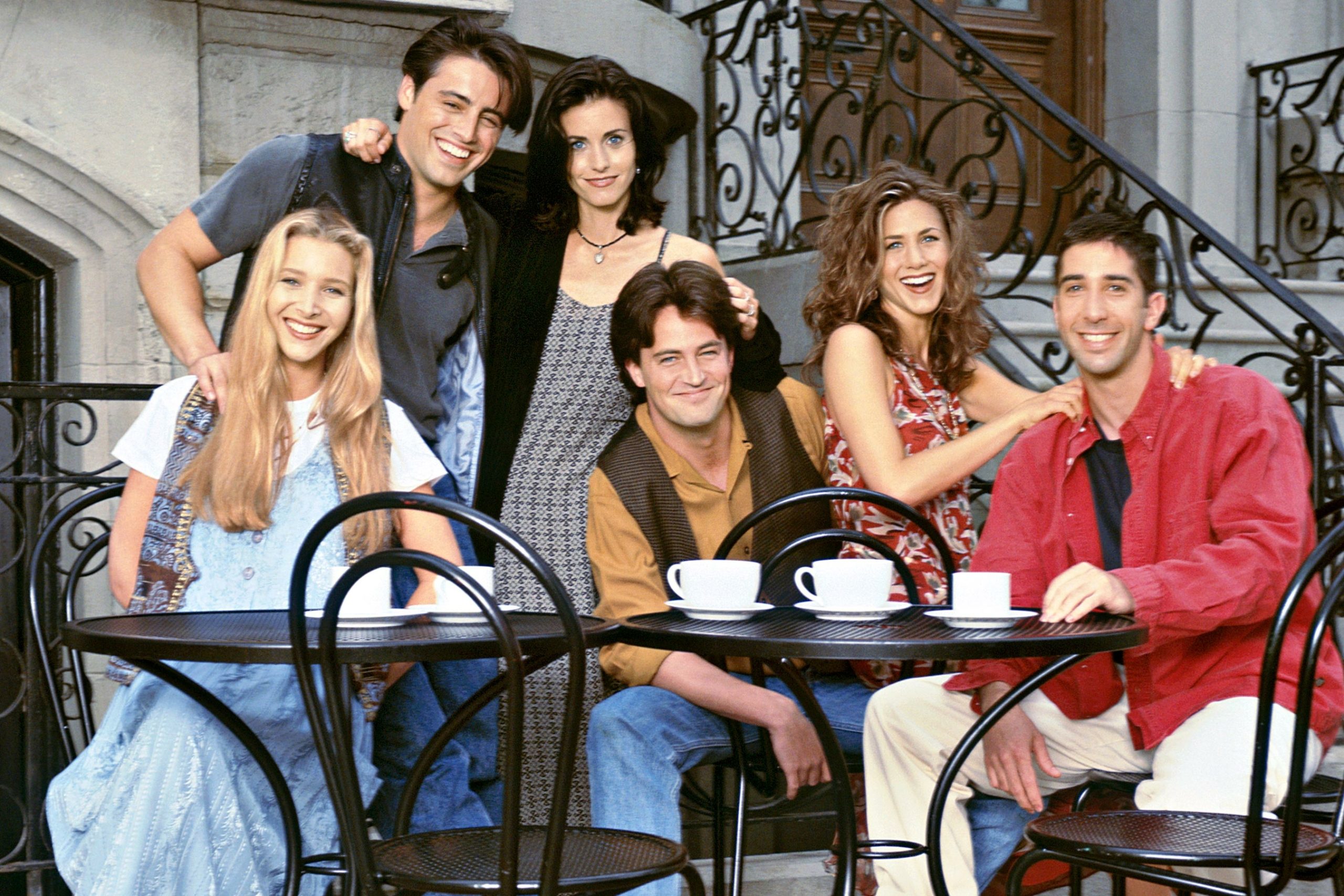 ارتجال في موقع التصوير الأصلي.. لمُّ شمل نجوم مسلسل Friends في حلقة استثنائية