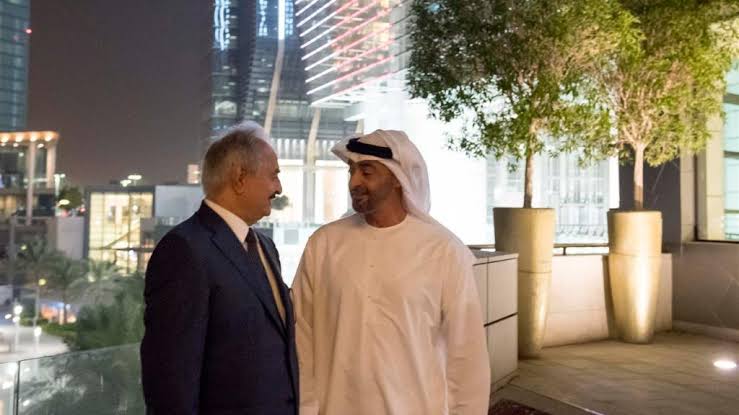 “إنتلجنس أونلاين” الاستخباراتي: الإمارات أعطت حفتر أسلحة خلال أسبوعين تعادل ما قدمته في عام كامل