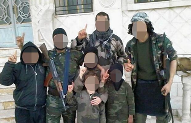 قنبلة موقوتة لا يبدو أن أحداً يهتم بتفكيكها.. التأهيل أم السجن الأفضل للتعامل مع أطفال “داعش”؟