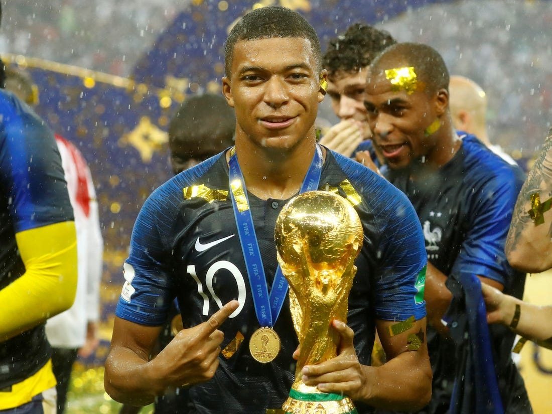 يتقاضى 1.91 مليون يورو شهرياً.. نجم باريس سان جيرمان ينصح مبابي بالبقاء مع الفريق