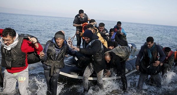 بعد أن سمحت لهم أنقرة بالهجرة براً وبحراً.. آلاف اللاجئين يتوجهون إلى الحدود التركية الأوروبية (فيديو)