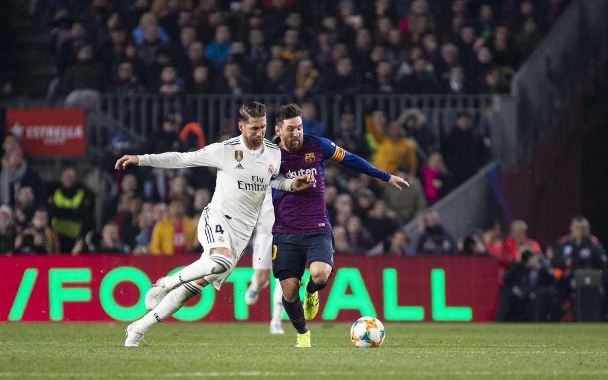 الإسباني سيرجيو راموس والأرجنتيني ليونيل ميسي خلال مواجهة ريال مدريد وبرشلونة ضمن منافسات الدوري الإسباني (رويترز)
