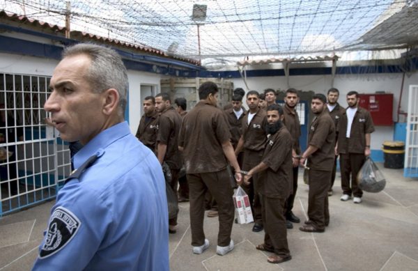 عدد المعتقلين "دون محاكمة" بسجون الاحتلال يصل لأعلى مستوى منذ 2008