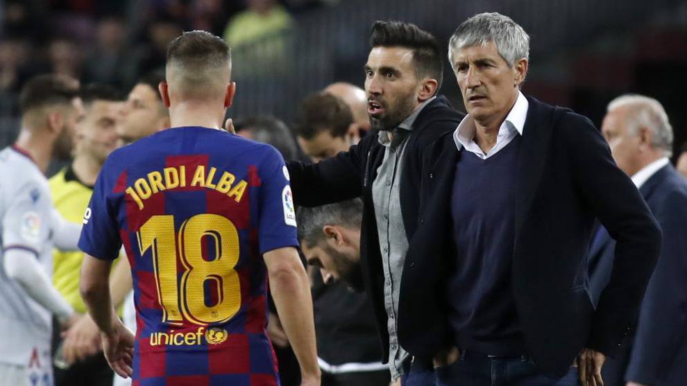 الوافد الجديد يرى الهزيمة غير عادلة.. مدرب برشلونة ضحى بلاعبه المصاب أمام ريال مدريد