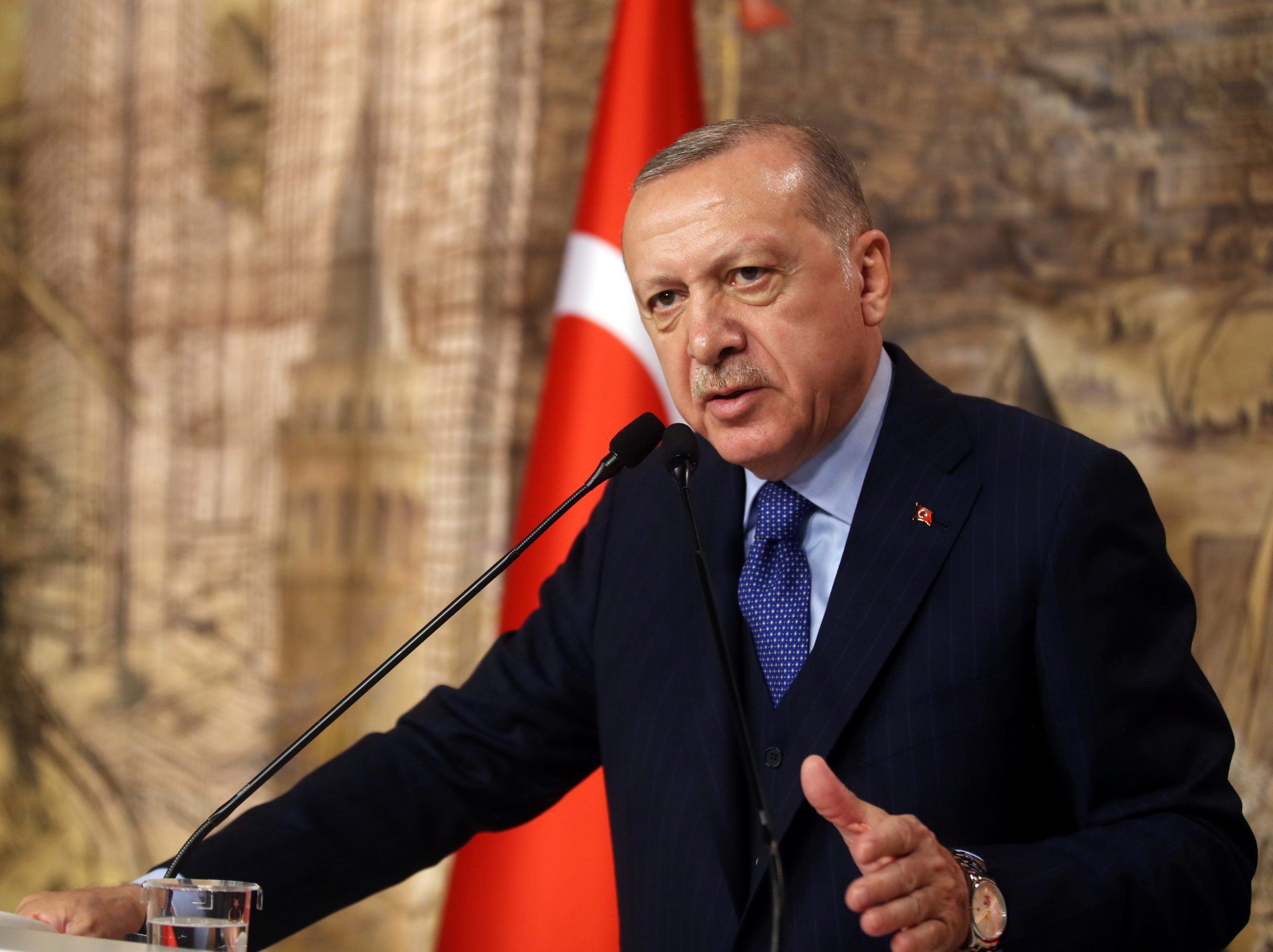 فيديو لأردوغان يُذكّر اليونان بصورة عمرها عقود: هكذا استقبلكم السوريون كلاجئين في بلدهم