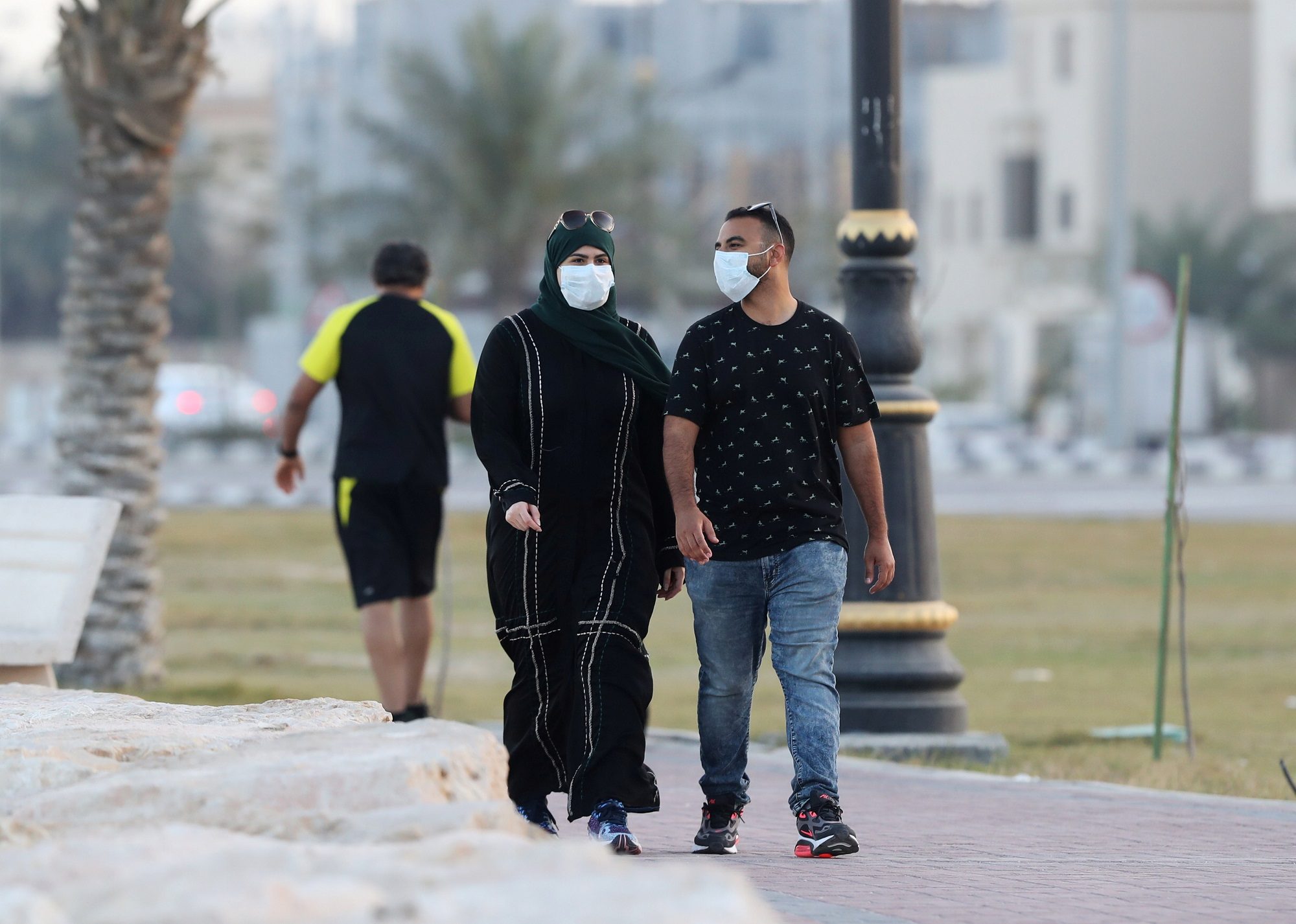 إغلاق فنادق ومقاهٍ وتعليق رحلات بدول عربية بسبب كورونا.. وإيران تتحدث عن هجوم بيولوجي