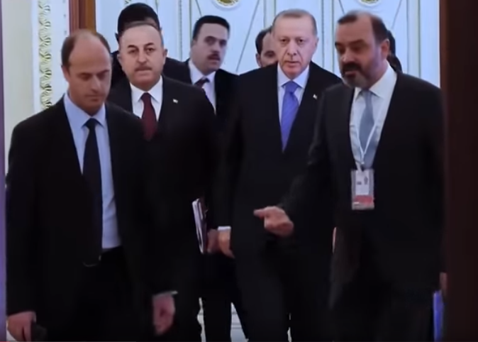 تركيا تعلّق على نشر الإعلام الروسي لفيديو يُظهر أردوغان وهو ينتظر للقاء بوتين في موسكو