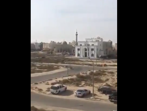 مؤذن كويتي تغالبه دموعه وهو ينادي “صلوا في رحالكم” بعد منع صلاة الجماعة إثر كورونا