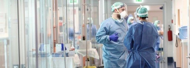 سؤال يخنق الأطباء بغرف الإنعاش: من ننقذ أولاً من مصابي كورونا؟ والاختيار له معايير
