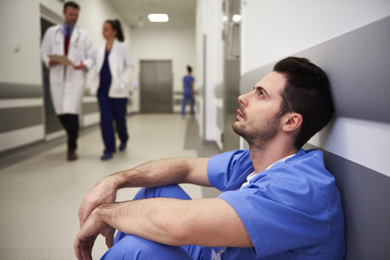 ليس العاملون بمجال الطب فقط.. إليك مهناً أصحابها أكثر عرضة  للانتحار أو الاكتئاب