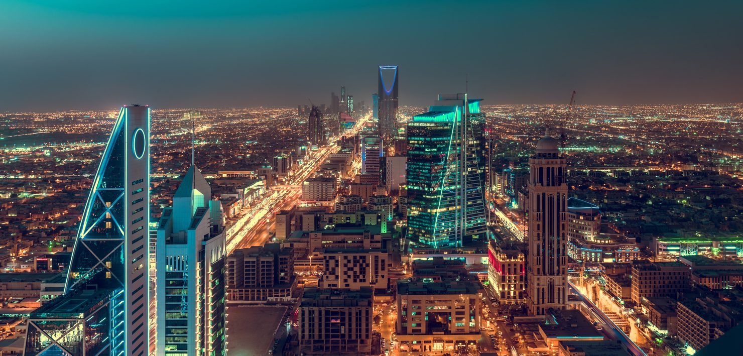 اعتراض صواريخ في سماء العاصمة السعودية.. شهود عيان: سمعنا عدة انفجارات أعقبها إطلاق صفارات