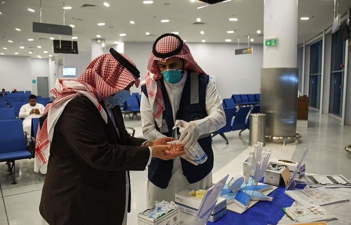 السعودية تُعلّق العمل بالقطاع الخاص بسبب كورونا.. و90 إصابة جديدة في 6 دول عربية