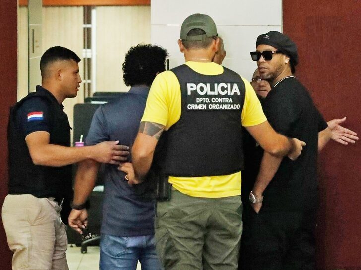 اعتقال رونالدينيو نجم برشلونة السابق لاستخدامه جواز سفر مزوراً
