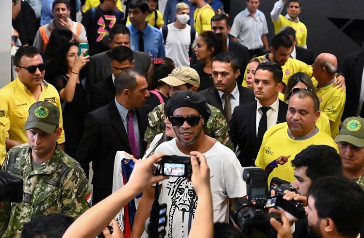 مبتسم في السجن.. البحث عن جرائم مخفية لرونالدينيو، ومحاميه يزعم عدم علم اللاعب بأن جواز السفر مزور