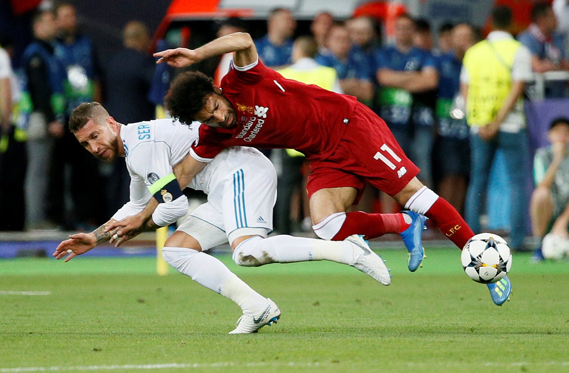 راموس تعمد إسقاط محمد صلاح في نهائي دوري الأبطال عام 2018 (رويترز)