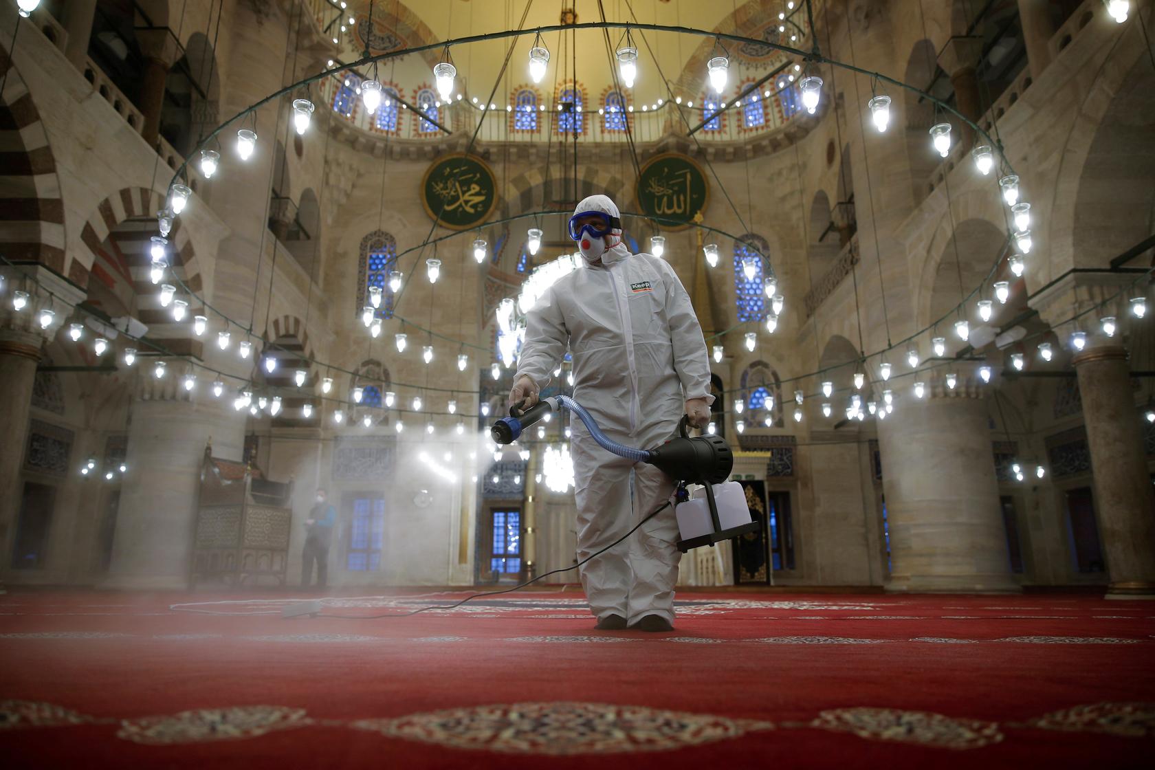كيف يحافظ المسلمون في الغرب على تقاليد رمضان رغم أنف كورونا؟