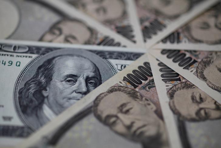 بطالة وديون وما خفي كان أسوأ.. ماذا يعني انخفاض الاحتياطيات النقدية لدول الخليج؟