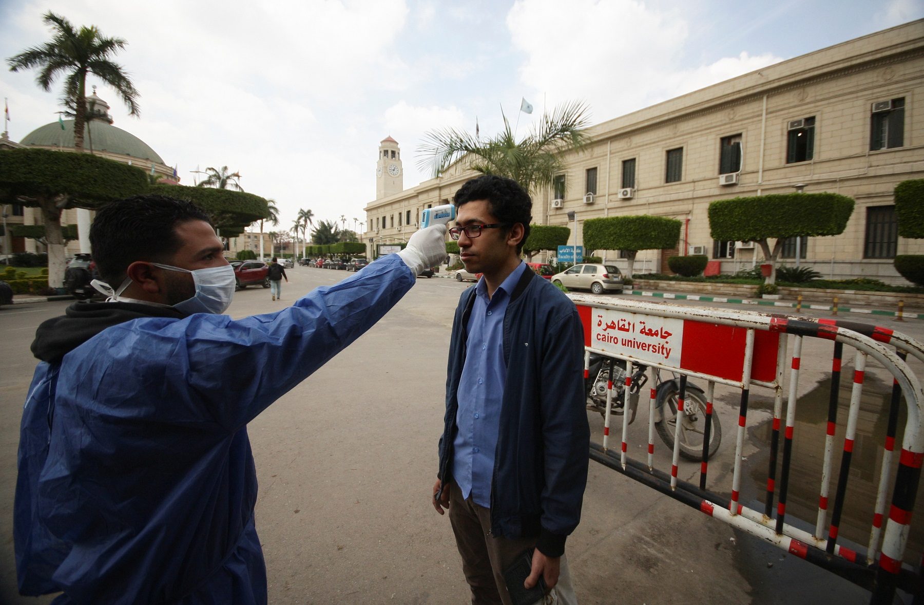 إصابة 17 طبيباً وممرضاً بكورونا في معهد الأورام بمصر.. السلطات تفتح تحقيقاً ومخاوف من “كارثة”